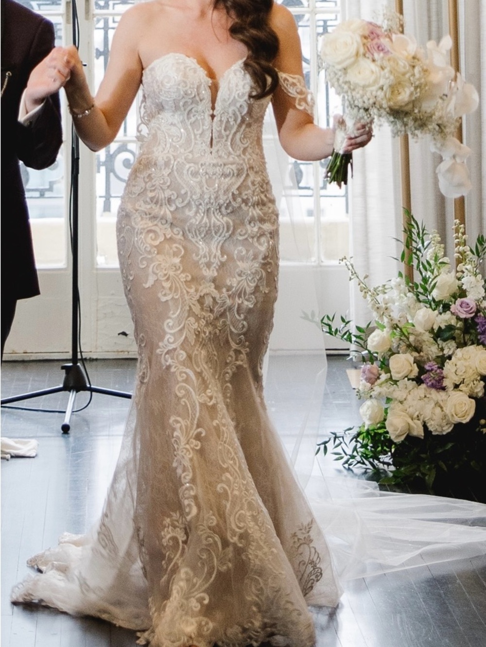 Essense of Australia D2988 Size 10 (street size 6) and Cathedral Length Veil